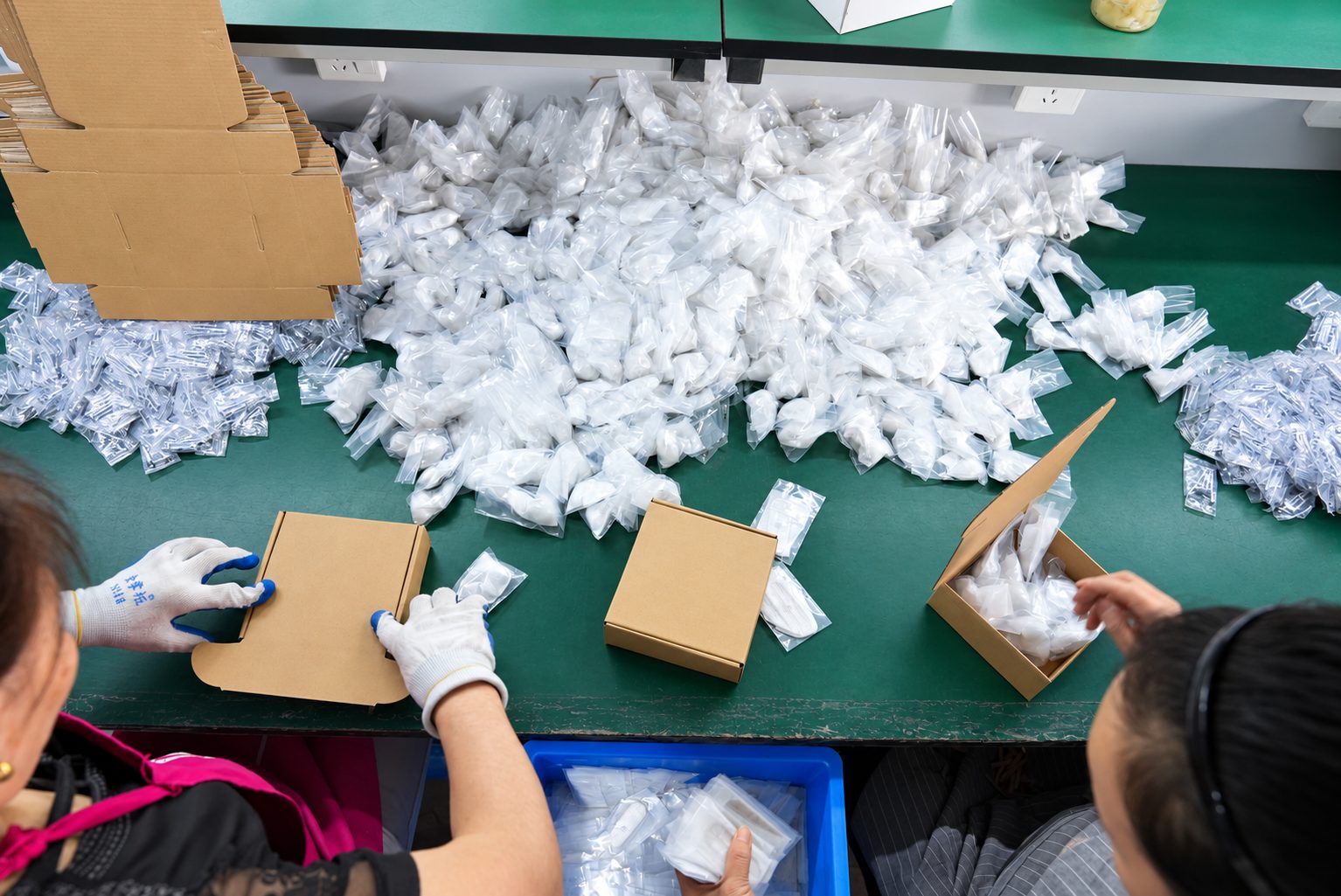 Individually protected hardware during packing.